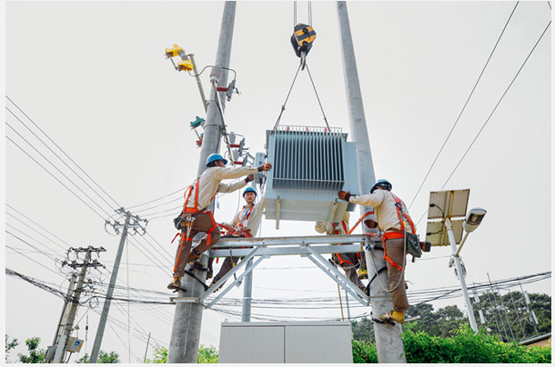 北京昌平供電公司員工在十三陵鎮康陵村進行“煤改電”施工